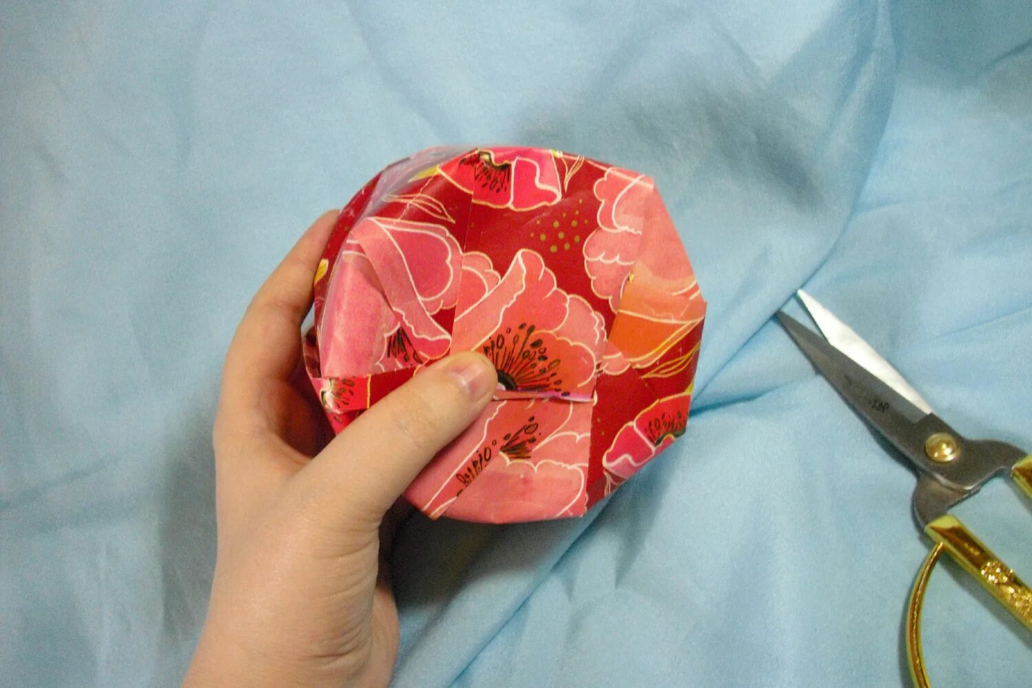 Упаковать цилиндрический подарок в бумагу. Как упаковать мяч в подарочную бумагу. Упаковать круглый подарок в подарочную бумагу. Как упаковать мяч в подарочную бумагу. Запаковать сувенир новогодний шар.