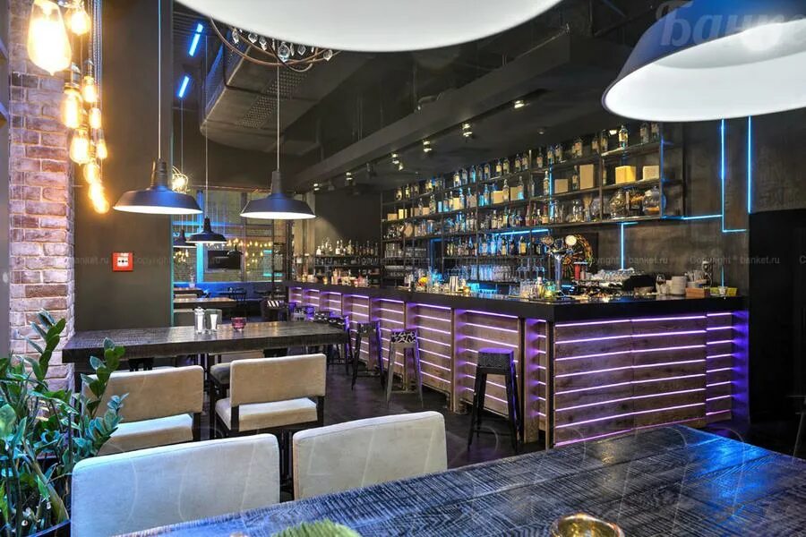 Friends bar. Ресторан friends москва. Уютный бар. Левел два ресторан. Ресторан с высокими потолками москва.