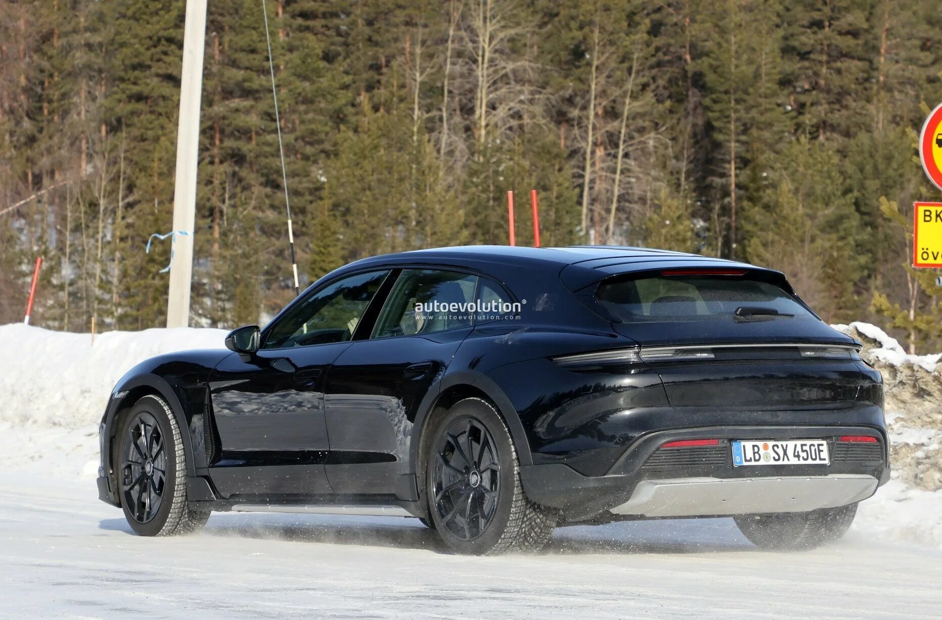 Porsche taycan 2024. Porsche Cayenne 2024. Порше Панамера 2024. Porsche новый.