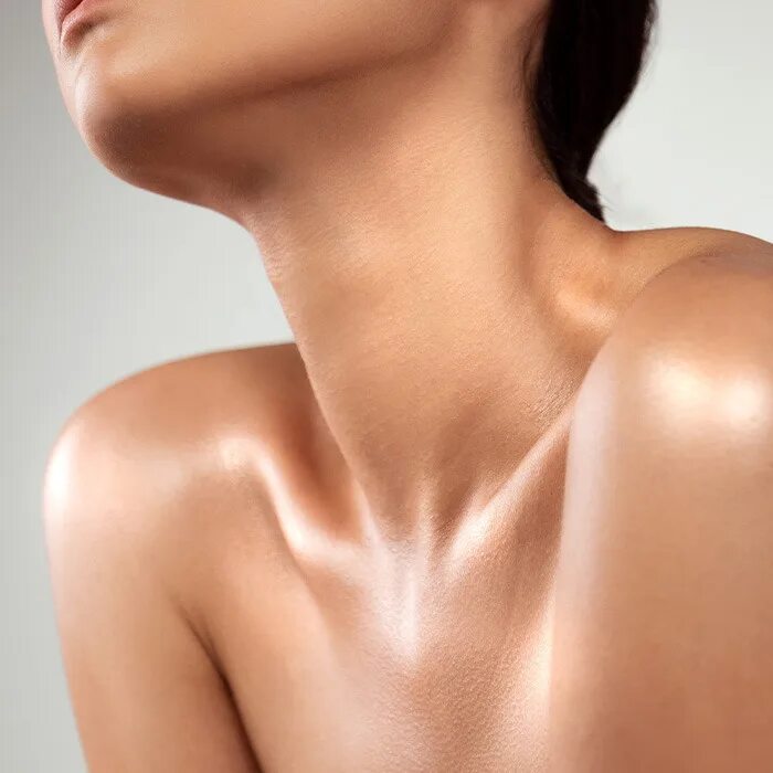 Шея девушки. Загорелое лицо. Девушка на фоне неба. Хайлайтер на теле. Загорелую шею.