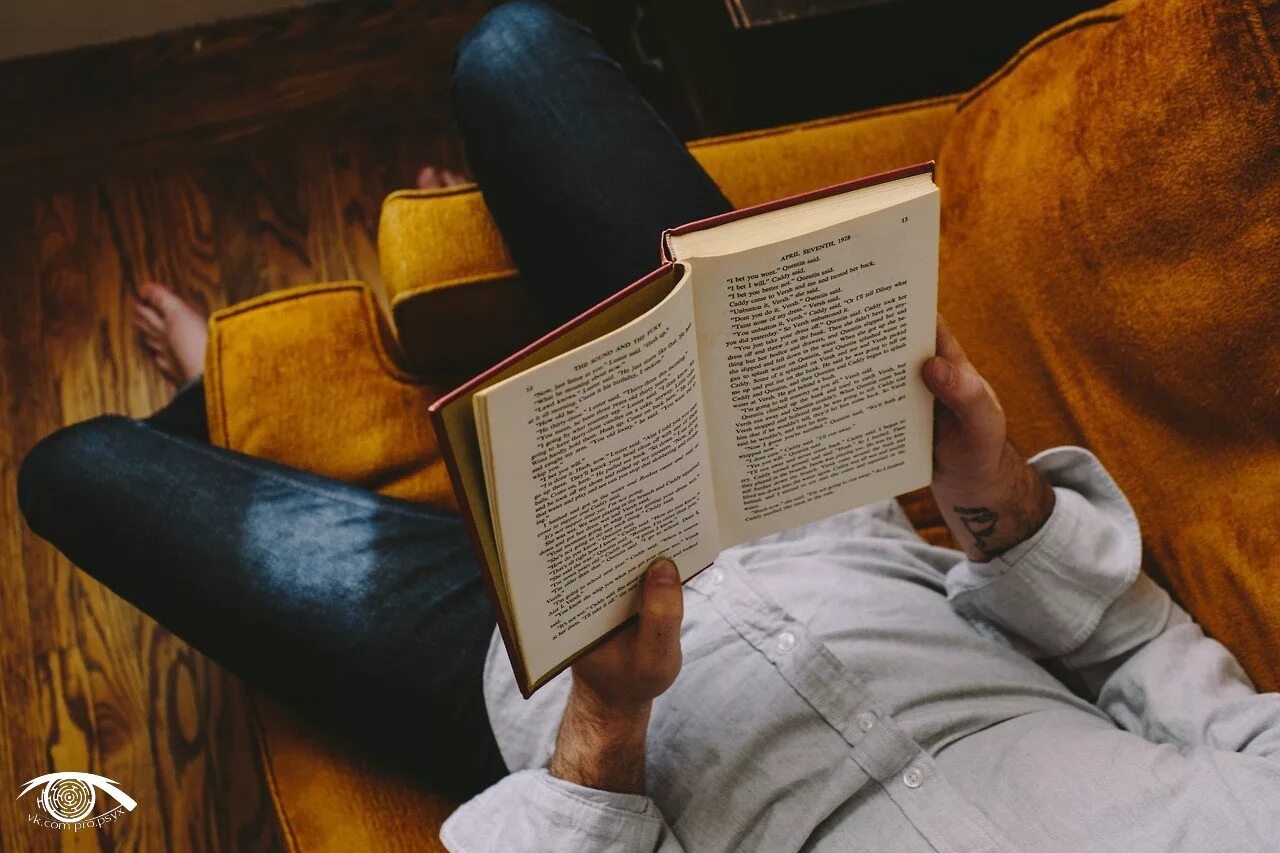 Читаем читаем страницы листаем. Чтение книг. Парень читает книгу. Парень с книгой. Мужчина с книгой в руках.