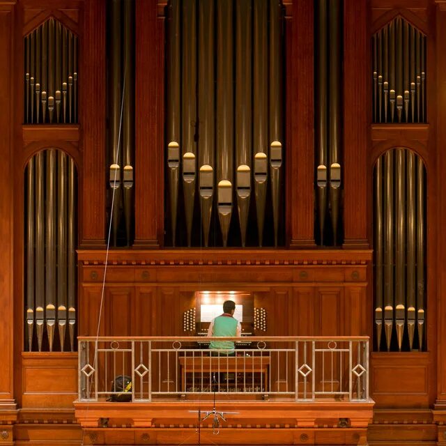 Organ. Органный концерт "и.с.Бах и итальянские композиторы". Органист музыкальный инструмент. Органный зал флейтист. Торган музыкальный инструмент-.