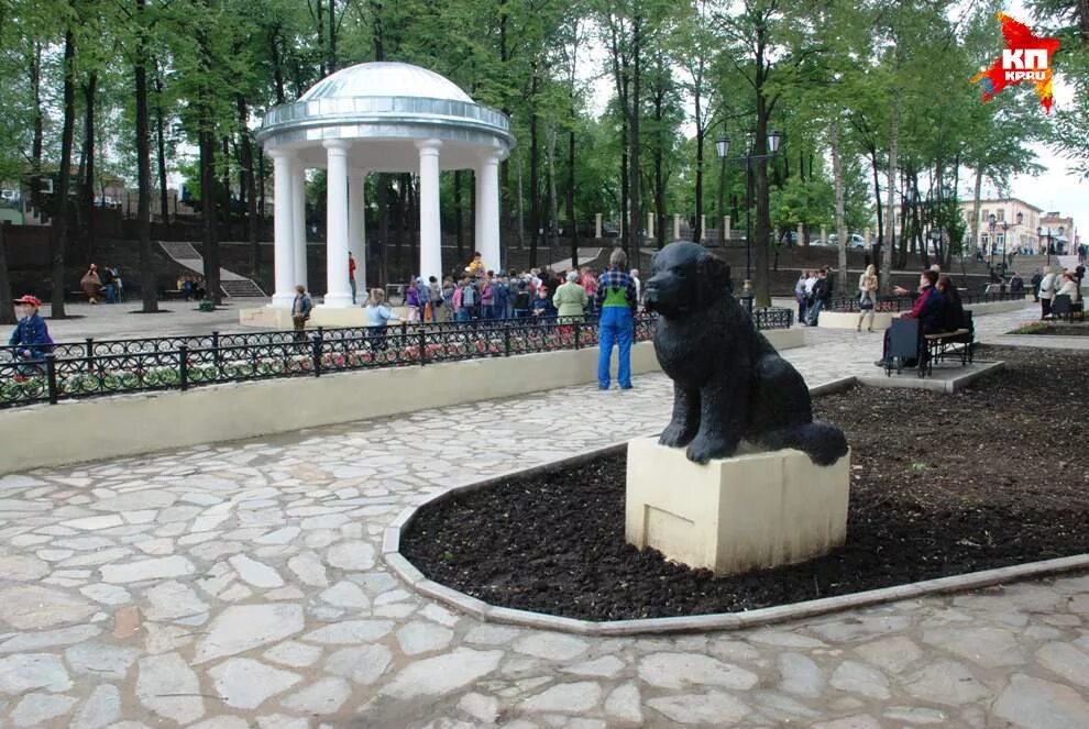 Собака пермь. Райский сад Пермь памятник собаке. Памятник собаке в Перми в Мотовилихе. Скорбящий ньюфаундленд Пермь. Памятник собаке спасателю в Перми.