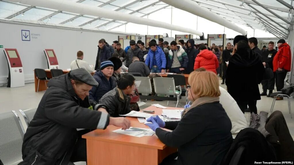 Очередь из мигрантов. Мигранты миграционный центр. Трудовые мигранты. Центр трудовых мигрантов. Центр трудовых мигрантов.