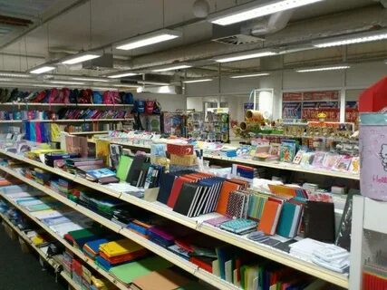 В магазине канцтоваров продается 165