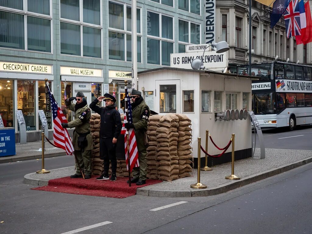 Контрольно-пропускной пункт Чарли в Берлине. ЧЕКПОИНТ В Берлине. Чекпойнт Чарли Германия. Блокпост Чарли Берлин.