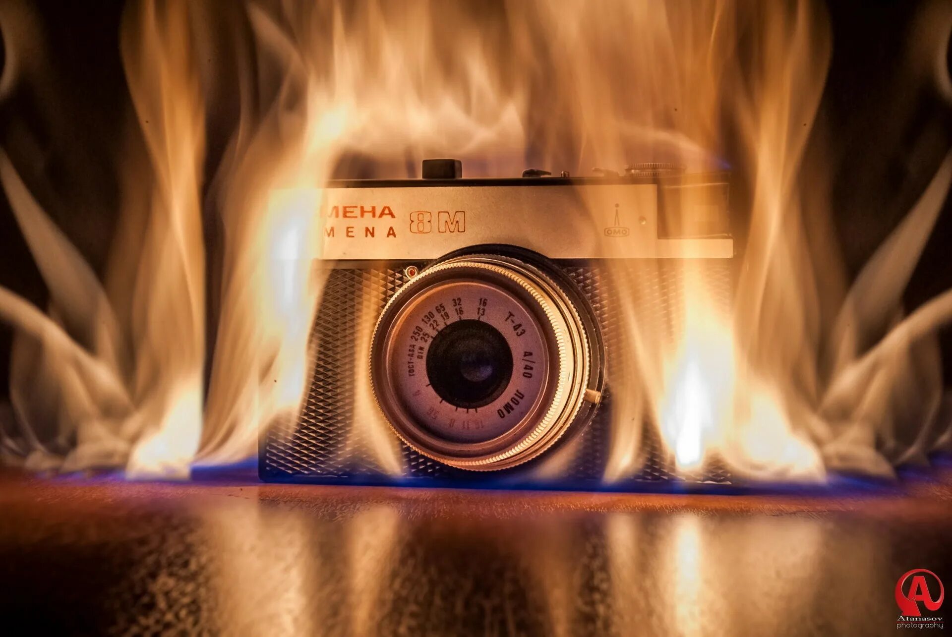 Сгорели камеры. Фотоаппарат в огне. Фотоаппарат горит. Пожар фотоаппарат. Камера горит.