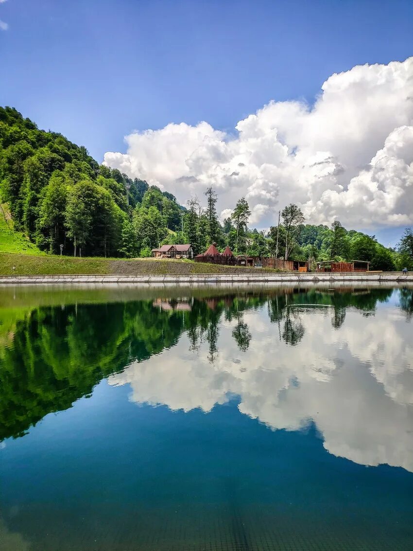 Розовая м вода. Красная Поляна 960м. Озеро горки город. Красная Поляна 960.