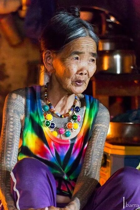 Самая старая татуировщица. 102 летняя татуировщица из филиппин. 102 летняя татуировщица из филиппин в молодости.