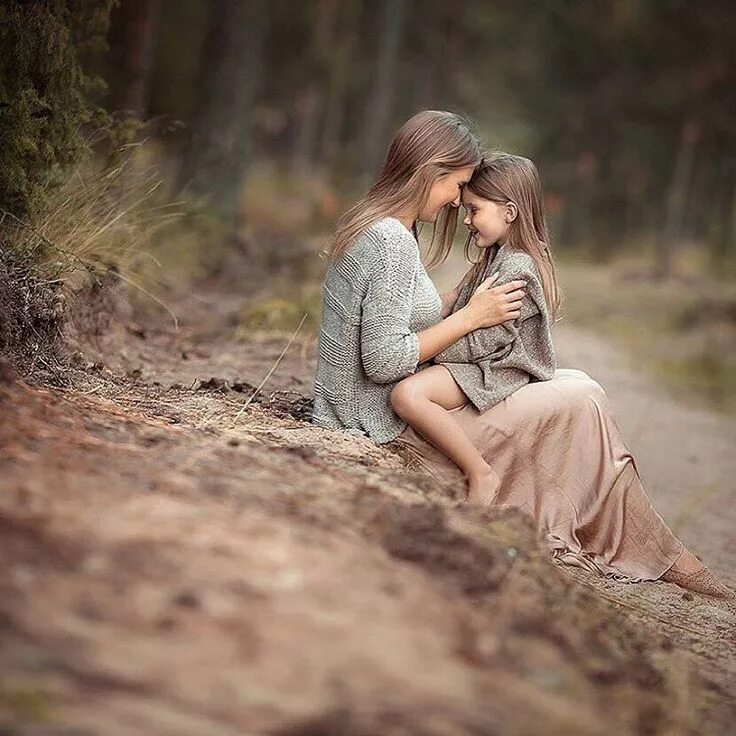 D daughter. Фотосессия с дочкой на природе. Фотосессия мама и дочка на природе. Фотосессия мама и дочка в лесу.