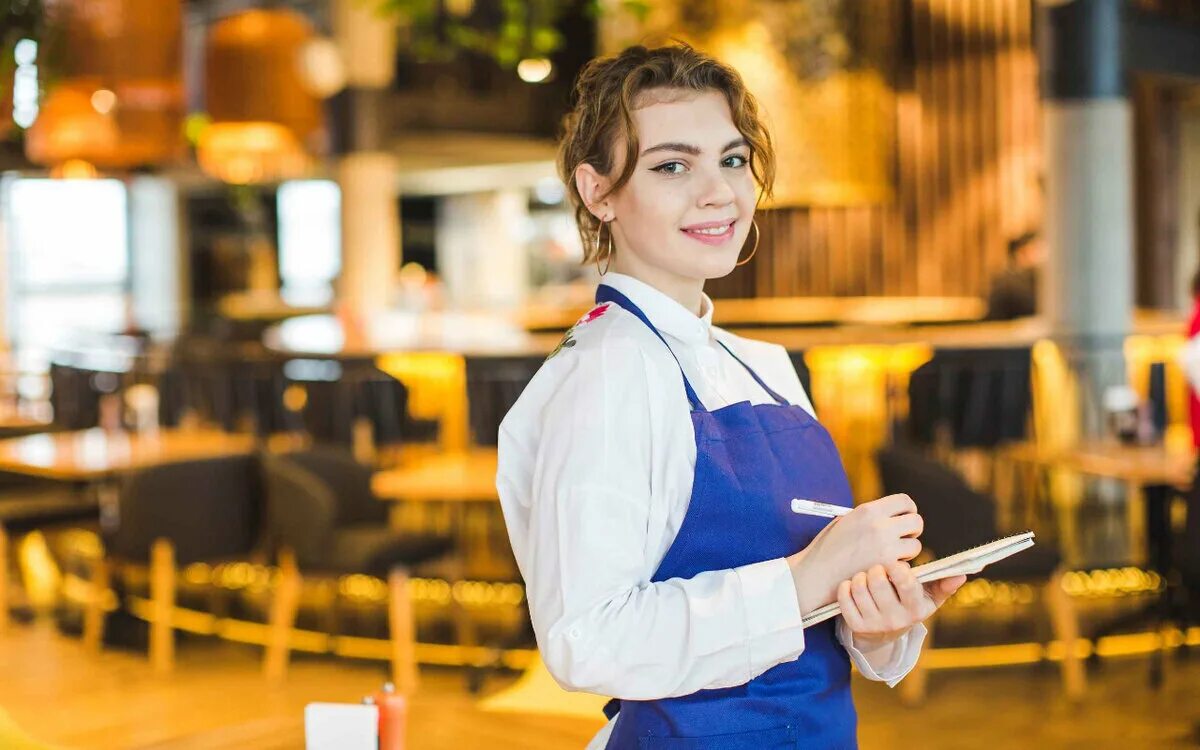 Девушка официантка. Работник макдональдс. Официант в ресторане. Официантка в кафе. Требуется официант в ресторан.