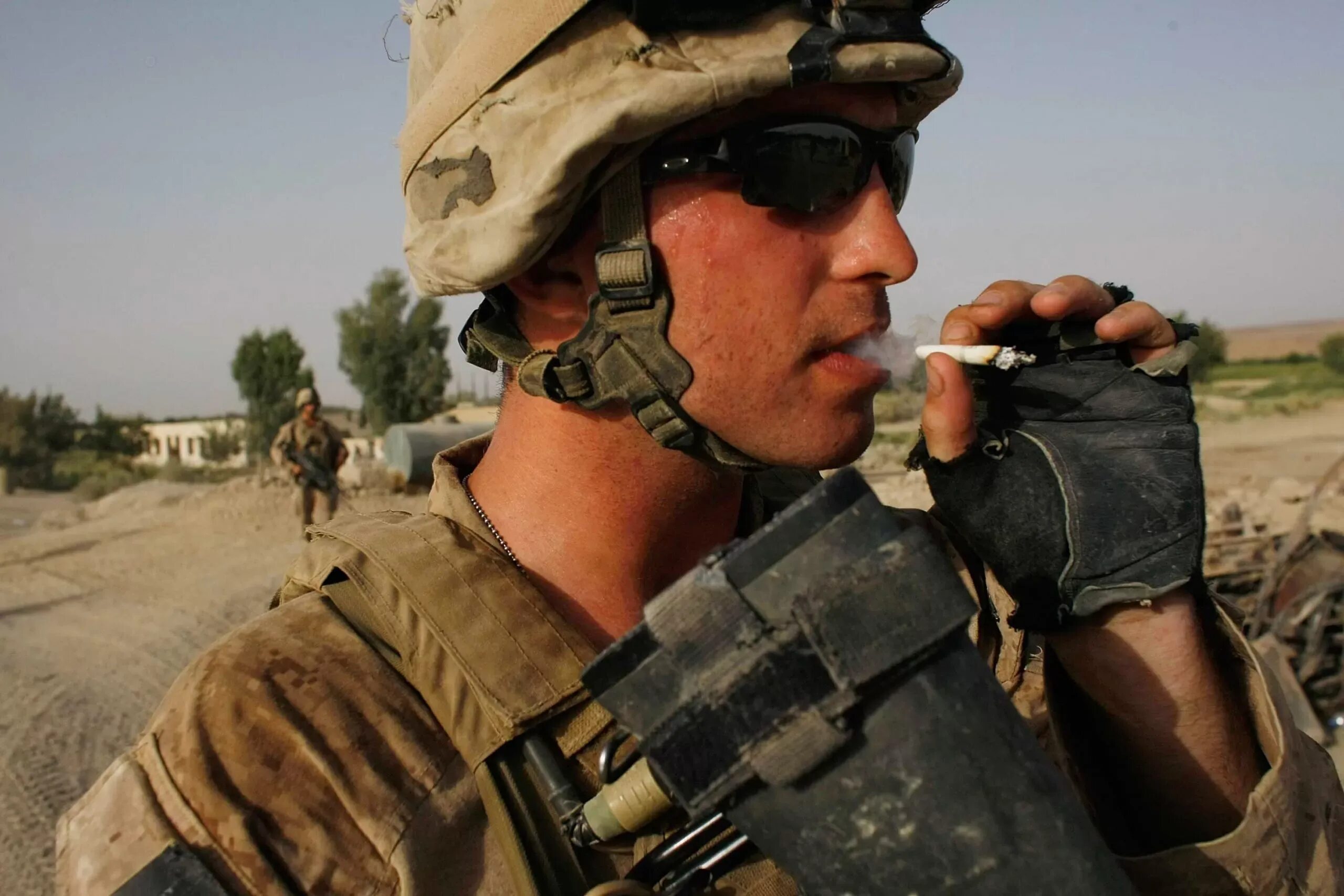 Почему военные в городах. Американский солдат курит. Американский солдат с сигарой.