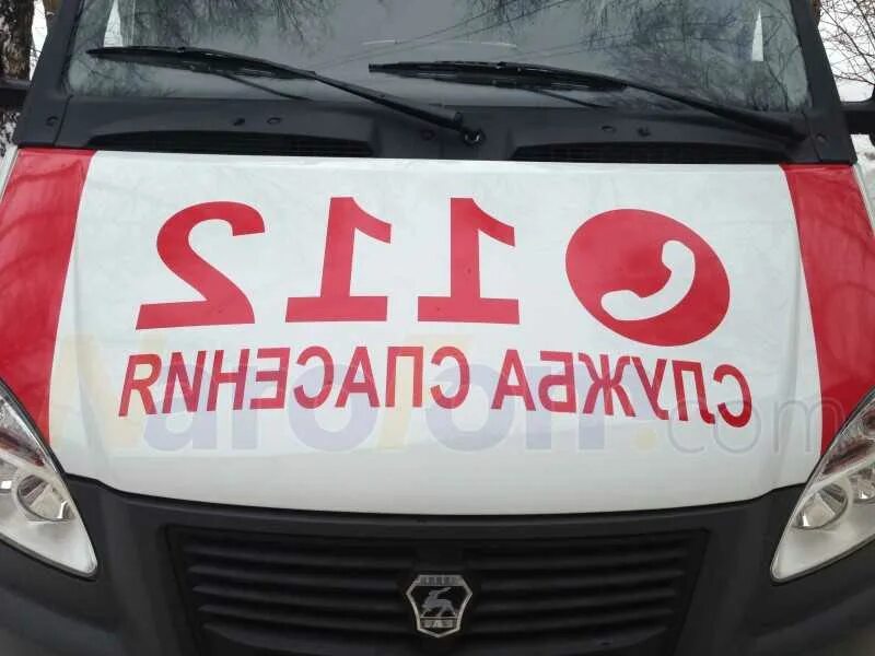 Надписи на машинах скорой помощи. Почему на машине скорой помощи. Почему на машине скорой помощи. Скорая машина 112. Почему на машине скорой помощи.