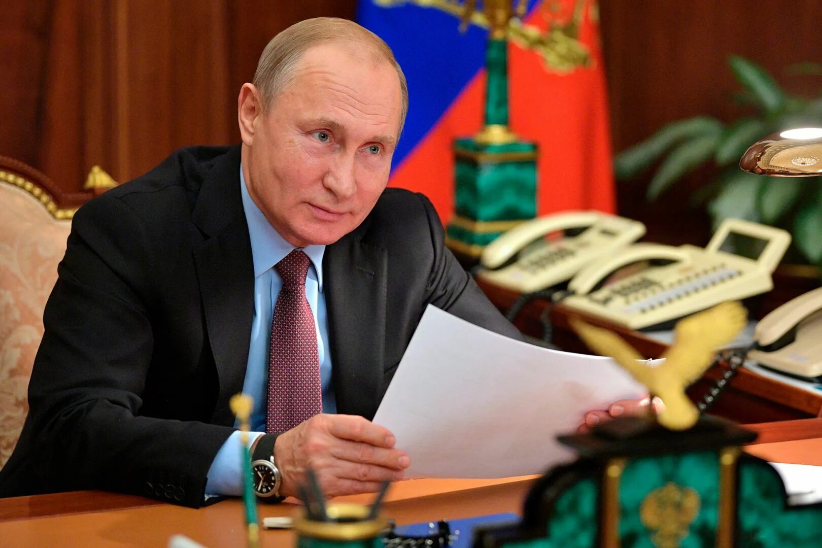 Сайт президента. Путин за столом. Путин фото хорошего качества. Путин за столом в кабинете. Фото Путина в хорошем качестве для кабинета.