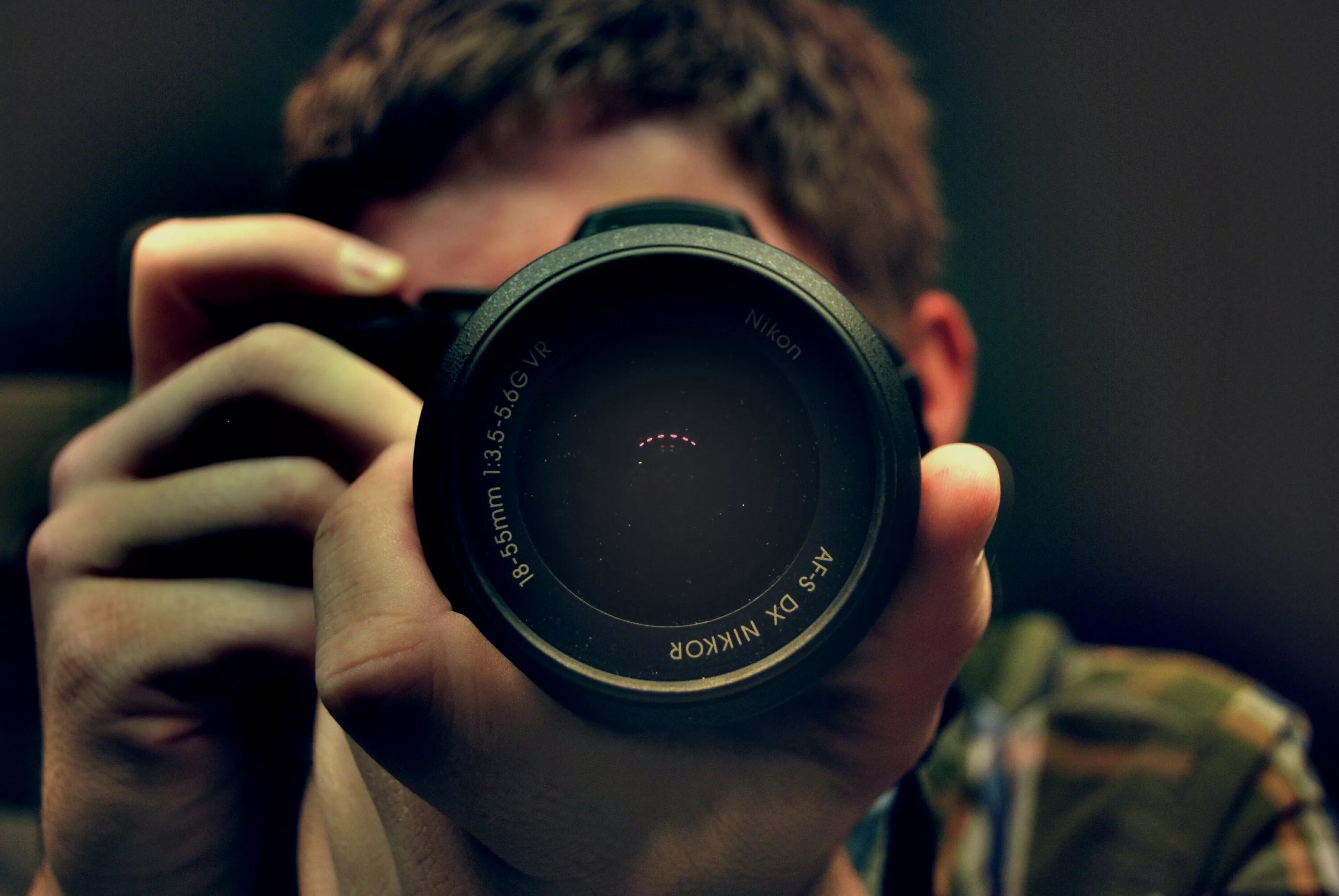 фотокамера фон. фотоаппарат на природе. нацелен у фотографа 8 букв. человек фотографирует природу. фотограф на природе.