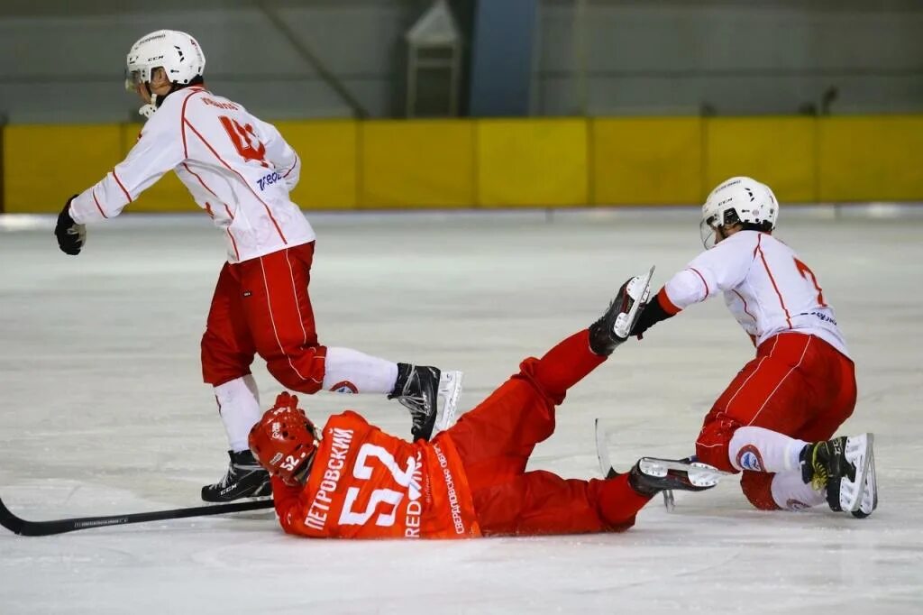 хоккейная команда уральский трубник. саяны уральский трубник. фото хоккеистов. уральский трубник хоккей с мячом. уральский трубник фото команды.