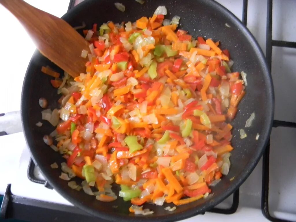 Пассерование кореньев. Обжаривание овощей. Пассированные овощи. Овощи для супов пассеруют для. Салат с рисом помидоры перец морковь