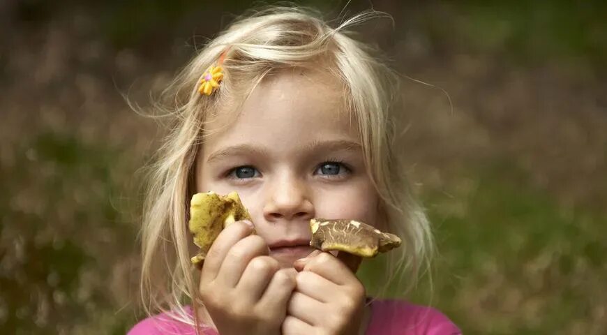 С какого возраста можно давать ребенку грибы. Девочка гриб. Ребенок ест грибы. Грибы для детей. Девочка ест грибы.