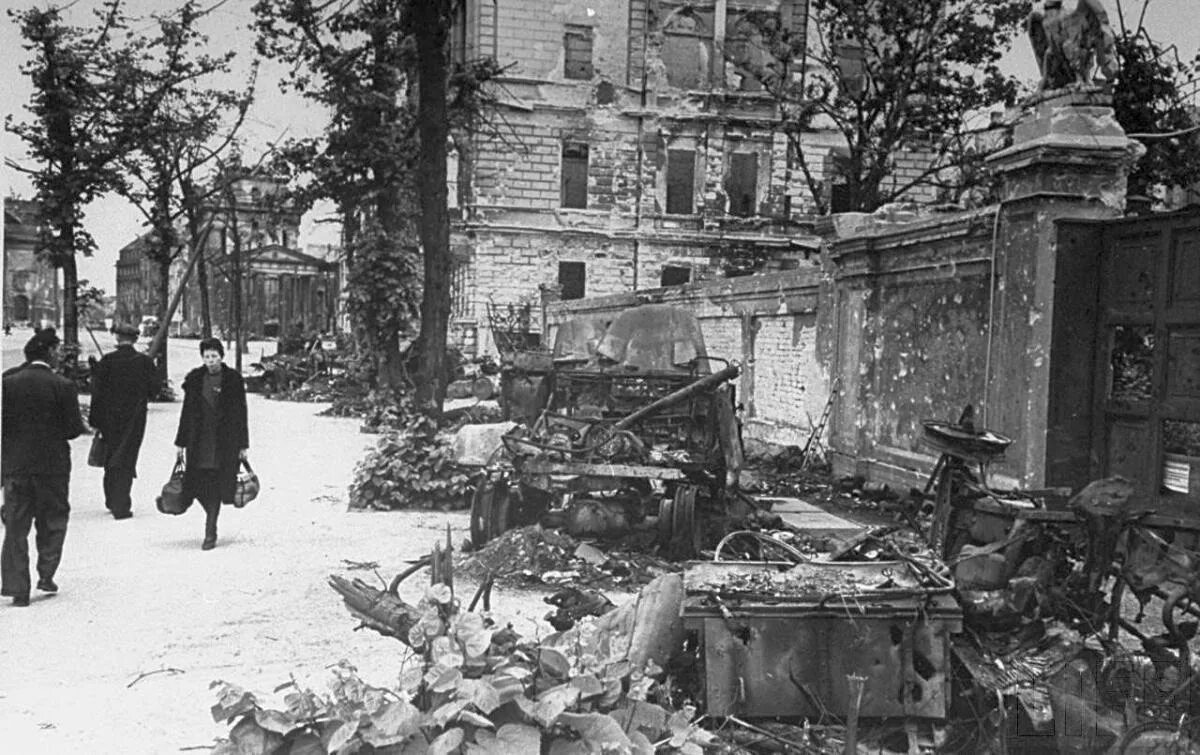 1945 го. Берлин лето 1945. поверженный берлин 1945. правительственный квартал берлина 1945.