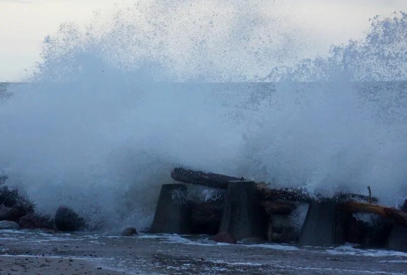Шторм в калининграде сейчас. Шторм в клину. Шторм в новороссийске. Шторм в клину. Шторм в клину.