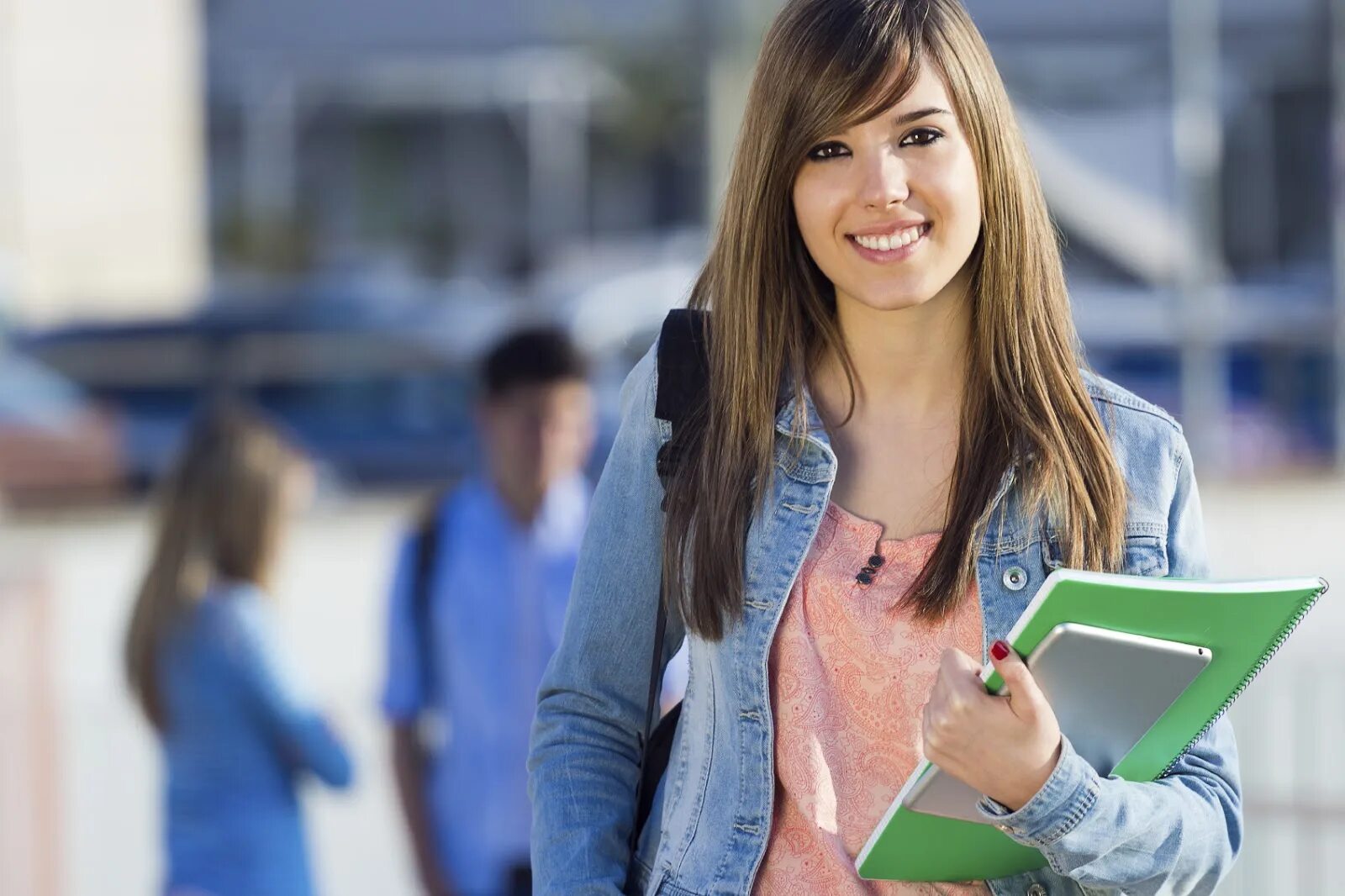 She a college student. Девушки студентки. Студентка улыбается. Молодая девушка студентка. Улыбчивый студентка.