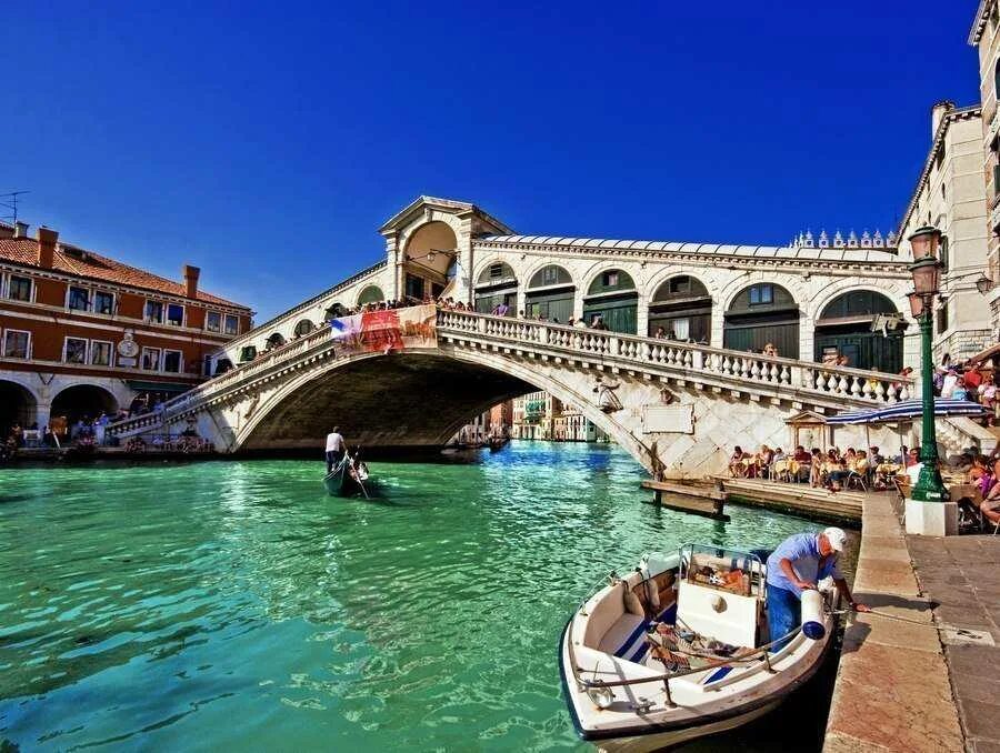 Экскурсионная европа. Мост Риальто, Венеция, Италия. Мост Риальто Венеция панорама. Мост Риальто достопримечательности Венеции. Венеция мост Риальто сверху.