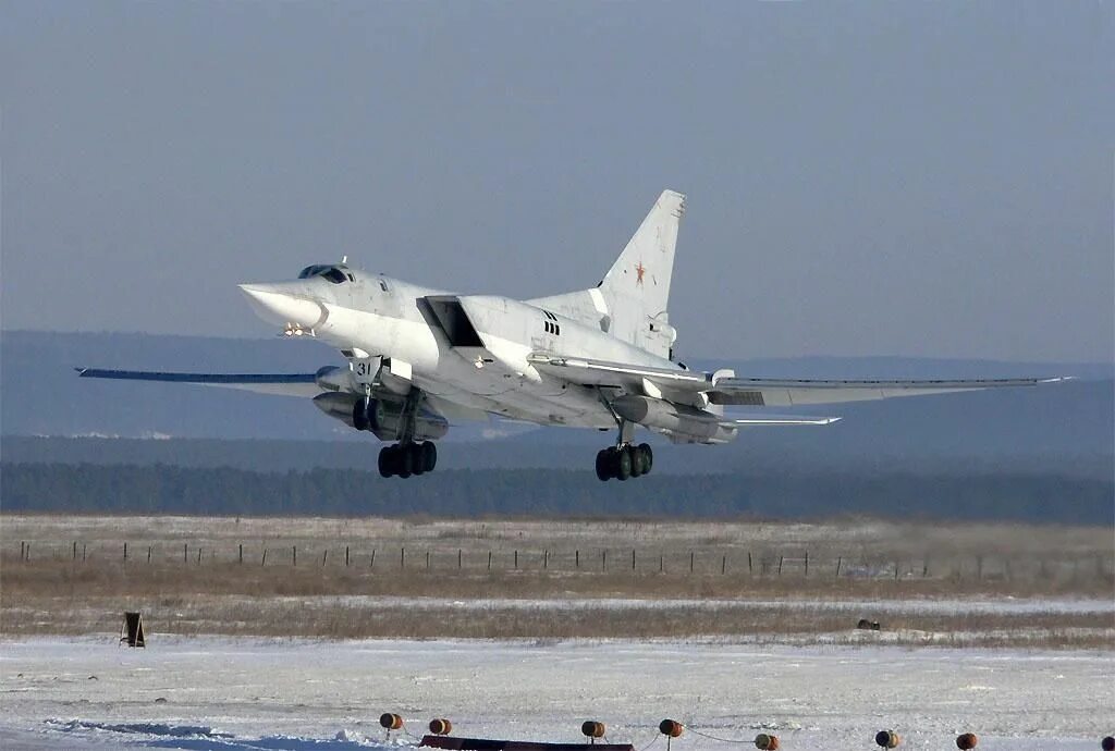 Бомбардировщик ту 22м3 фото. Ту-22м3 сверхзвуковой самолёт. Ту-22м3. Ту-22 сверхзвуковой самолёт. Ту 22м3 морской авиации.