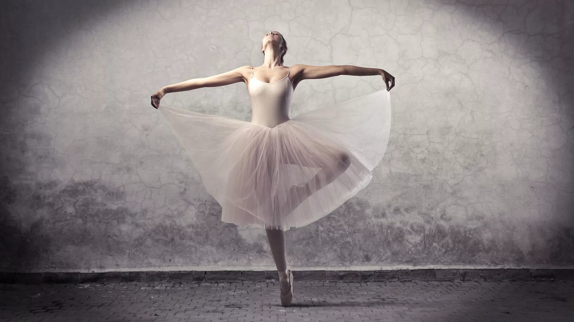 Балерина танцует