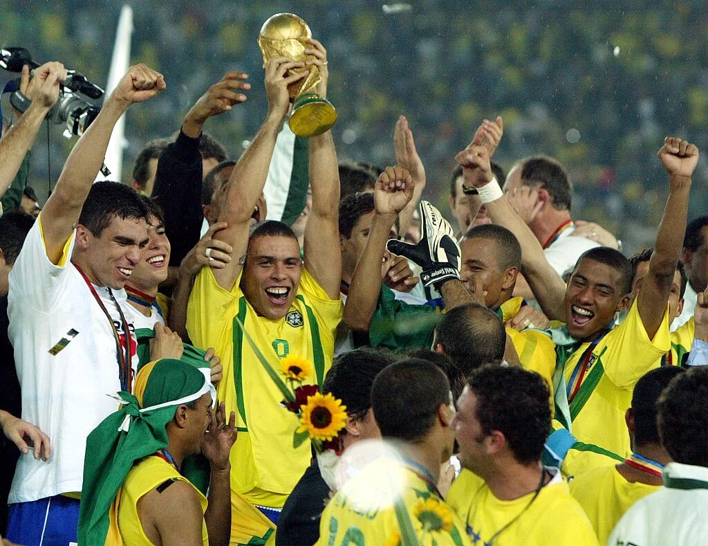 В каком году чемпионат по футболу. Сборная Бразилии чемпион мира 2002. Бразилия Чемпионат мира 2002 Роналдо. Бразилия сборная по футболу чемпионы мира 2002. ЧМ по футболу сборная Бразилия 2002 год.