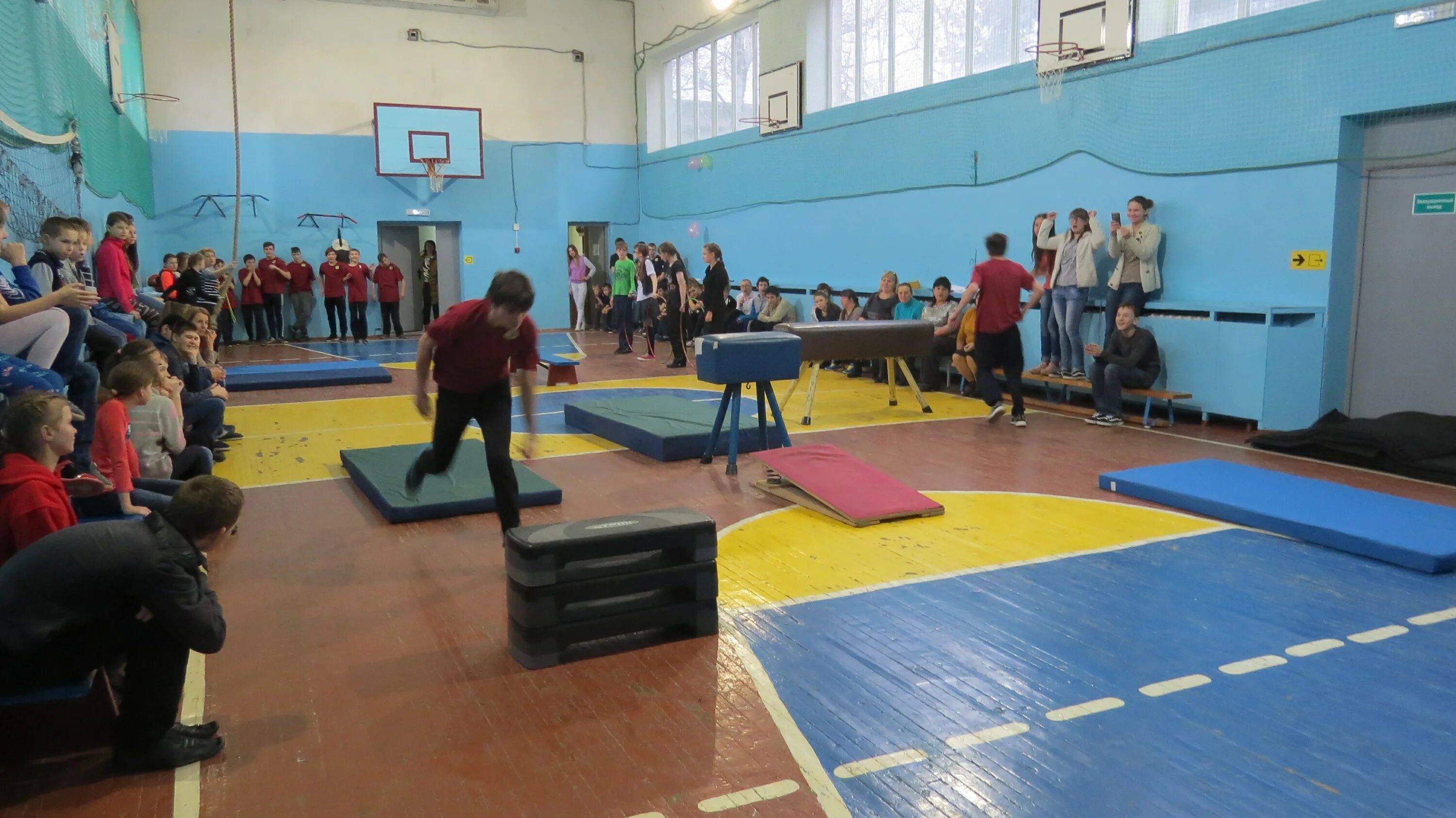 ниндзя фит зал. полоса препятствий в школе. полоса препятствий для детей в спортзале. полоса препятствий для детей в зале. полоса препятствий спортзал.