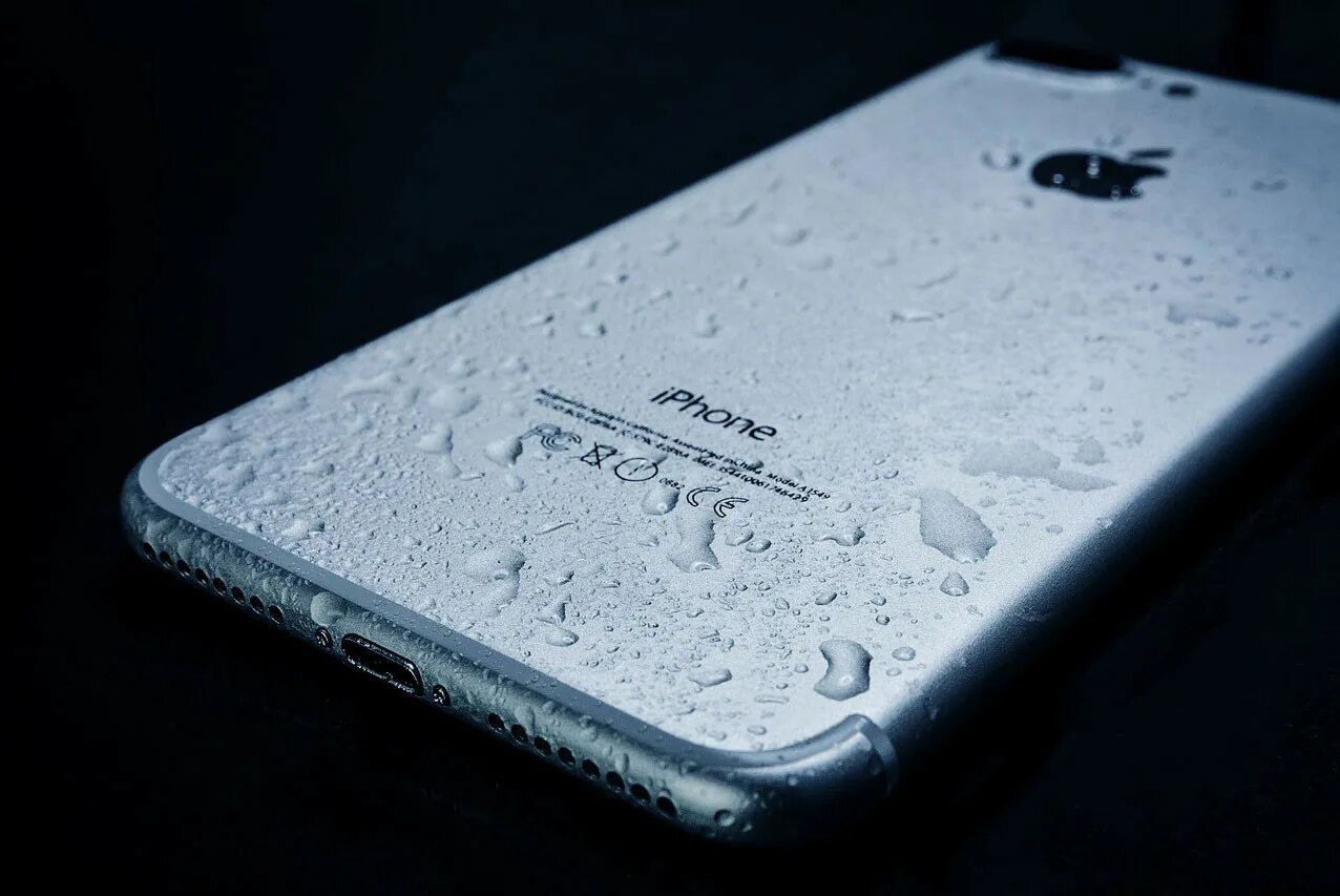 Iphone. Iphone 5se. Айфон аксессуар не поддерживается. Утопленный айфон. Айфон пишет что попала вода.