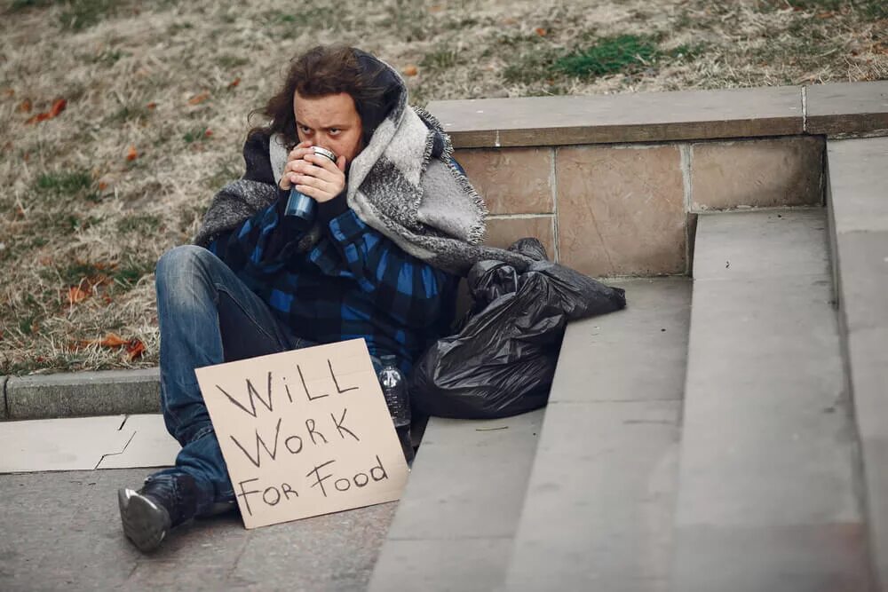 Бездомный в пальто 2013. Футболка бомжа. Бездомный программист. Buys homeless men