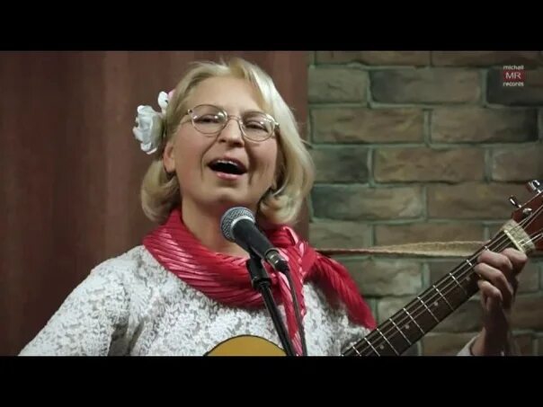 девушка шагает по улице. красавицы улицы песня. песня красавица lx24. девушка в ночном городе зимой. девушка в городе.