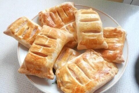 Слоеные пирожки с колбасой и сыром