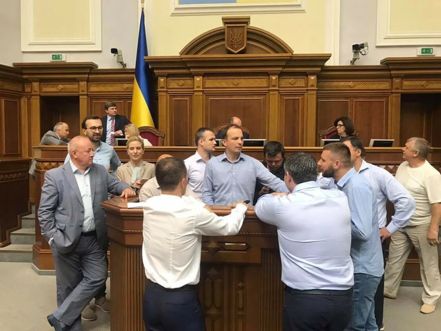 Депутаты рады обсуждают. Депутат рады. верховная рада депутаты. украинский депутат верховной рады. трибуны украины депутаты.