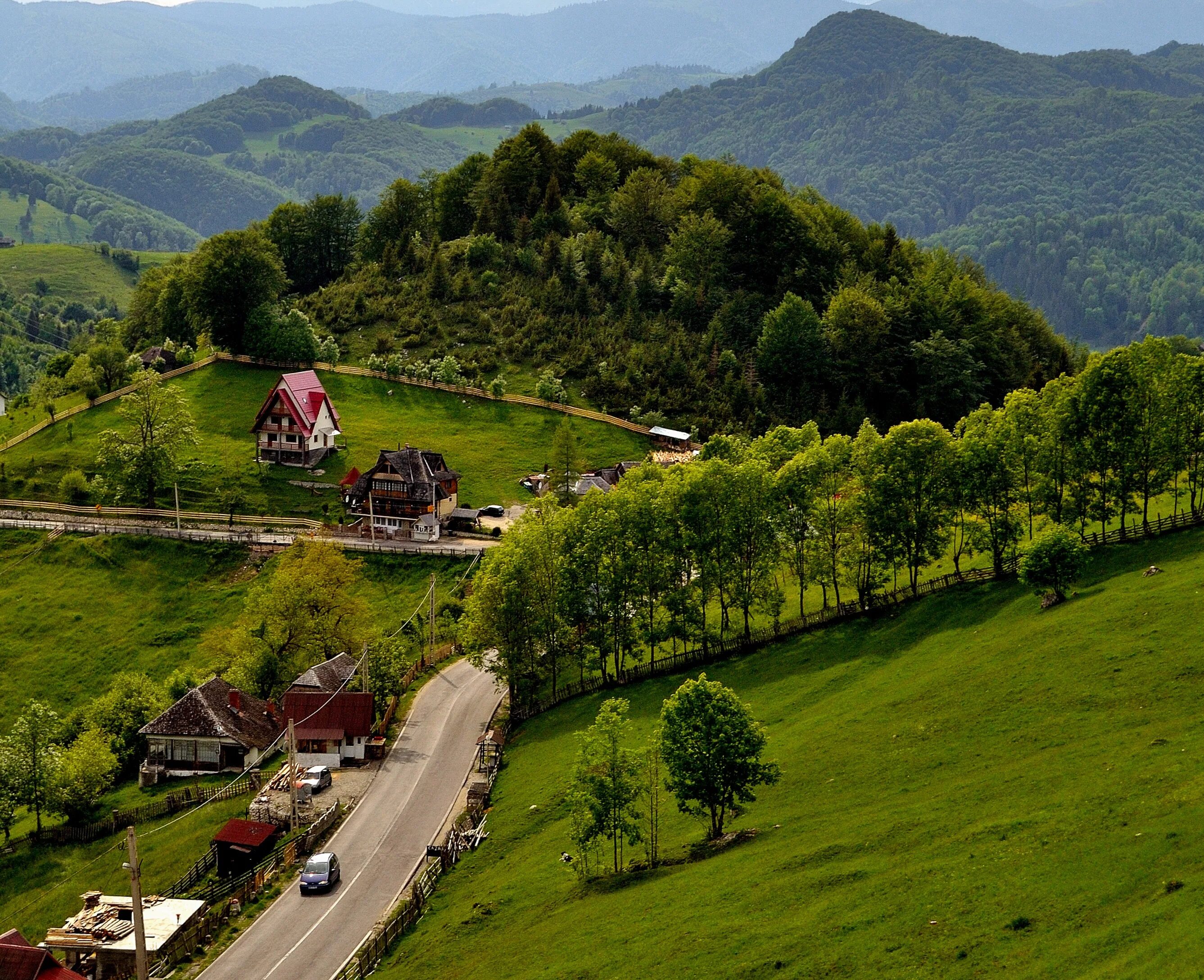 Hills village. Долина город Закарпатье. Деревня ландскейп. Современная польская деревня. Агротуризм в Чехии.