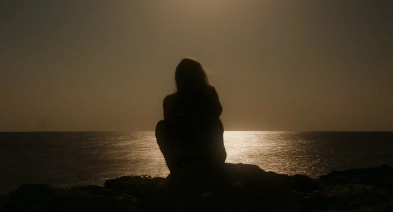 Женский силуэт в темноте. Ночь море женщина. Одинокая девушка на берегу моря со спины. Женщина на море со спины.