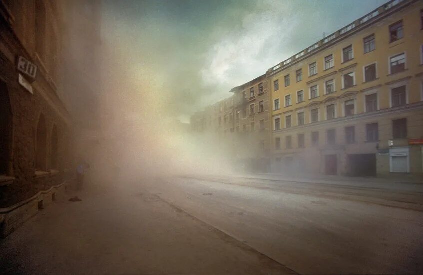 Пыльный город где то. Песчаная буря в Петербурге. Пыль в городе. Запыленность в городе. Запыленность воздуха в городе.
