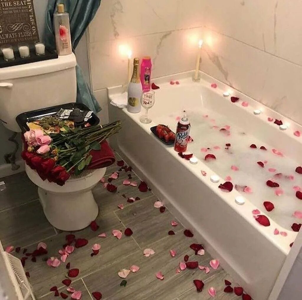Сюрпризы для ванны. Ванна с лепестками роз. Романтик в ванной. Ванная комната с лепестками роз. Романтика в ванной.