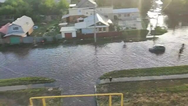 Какие районы затопило в оренбургской. Потоп на Амурской в Оренбурге. Затопило. Потоп от дождя. Потоп на ул Кирова Оренбург.