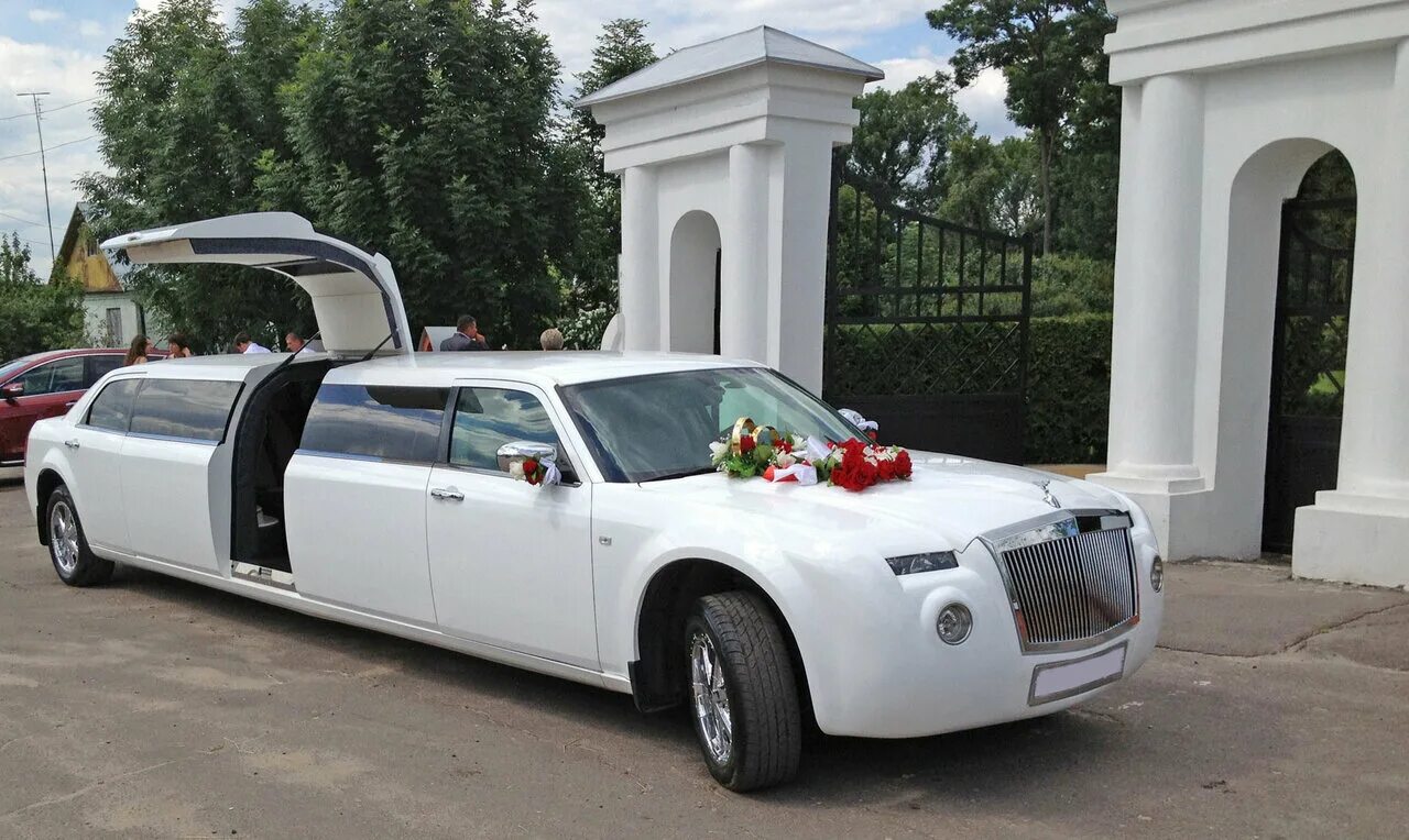 Аренда лимузина с водителем. Роллс Ройс лимузин. Rolls Royce Phantom лимузин. Свадебный Роллс Ройс Фантом. Свадебный лимузин Роллс Ройс.