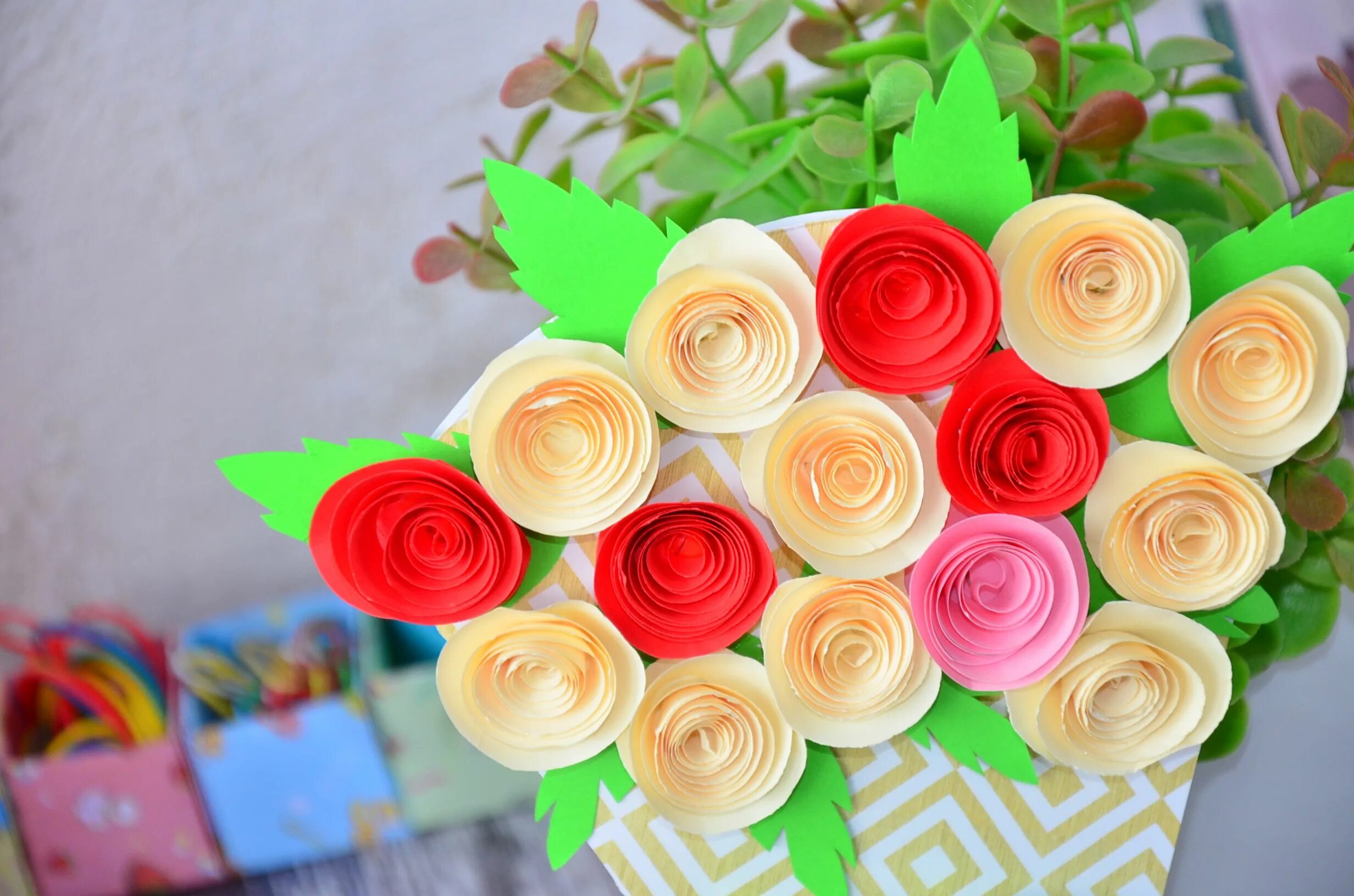 красивые цветы из бумаги. бумажные цветы маме. сердечко из цветочков. поделки из бумаги цветы. объемная аппликация.