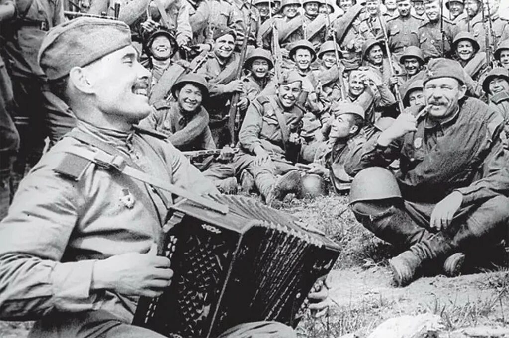 Культура в военные годы. Советские солдаты поют. Советский солдат с гармонью. Гармонь на фронте. Солдат с гармошкой.