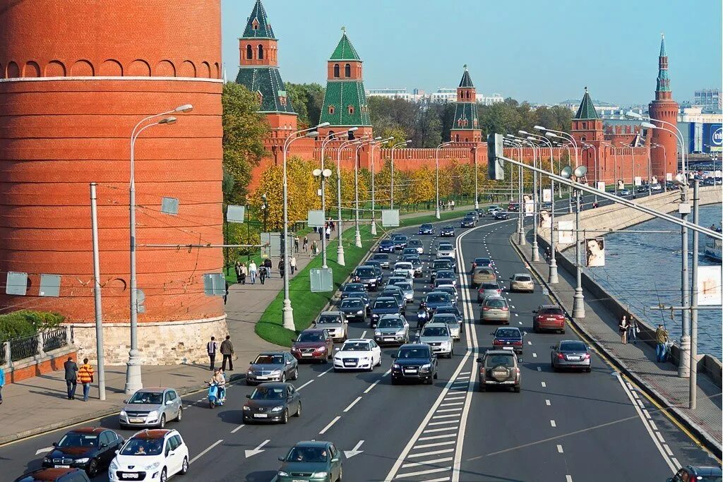 Что будут делать с москвой. Что будут делать с москвой. Что будут делать с москвой. Диор на красной площади. Кремль люди.