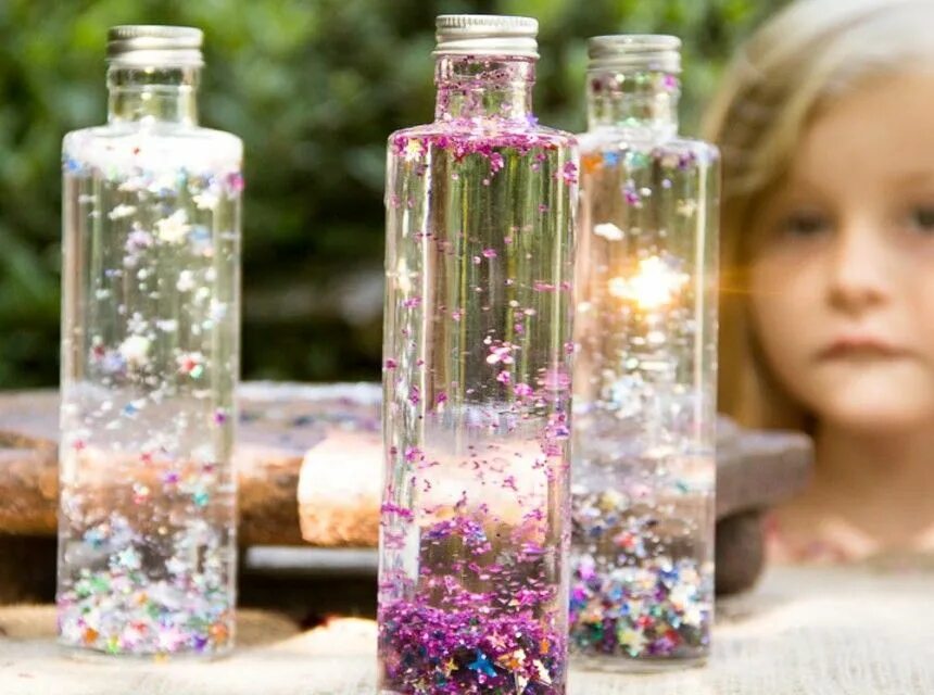 В цветная баночка с водой. Волшебные баночки. Бутылочки с блестками. Сенсорные бутылочки с глицерином.