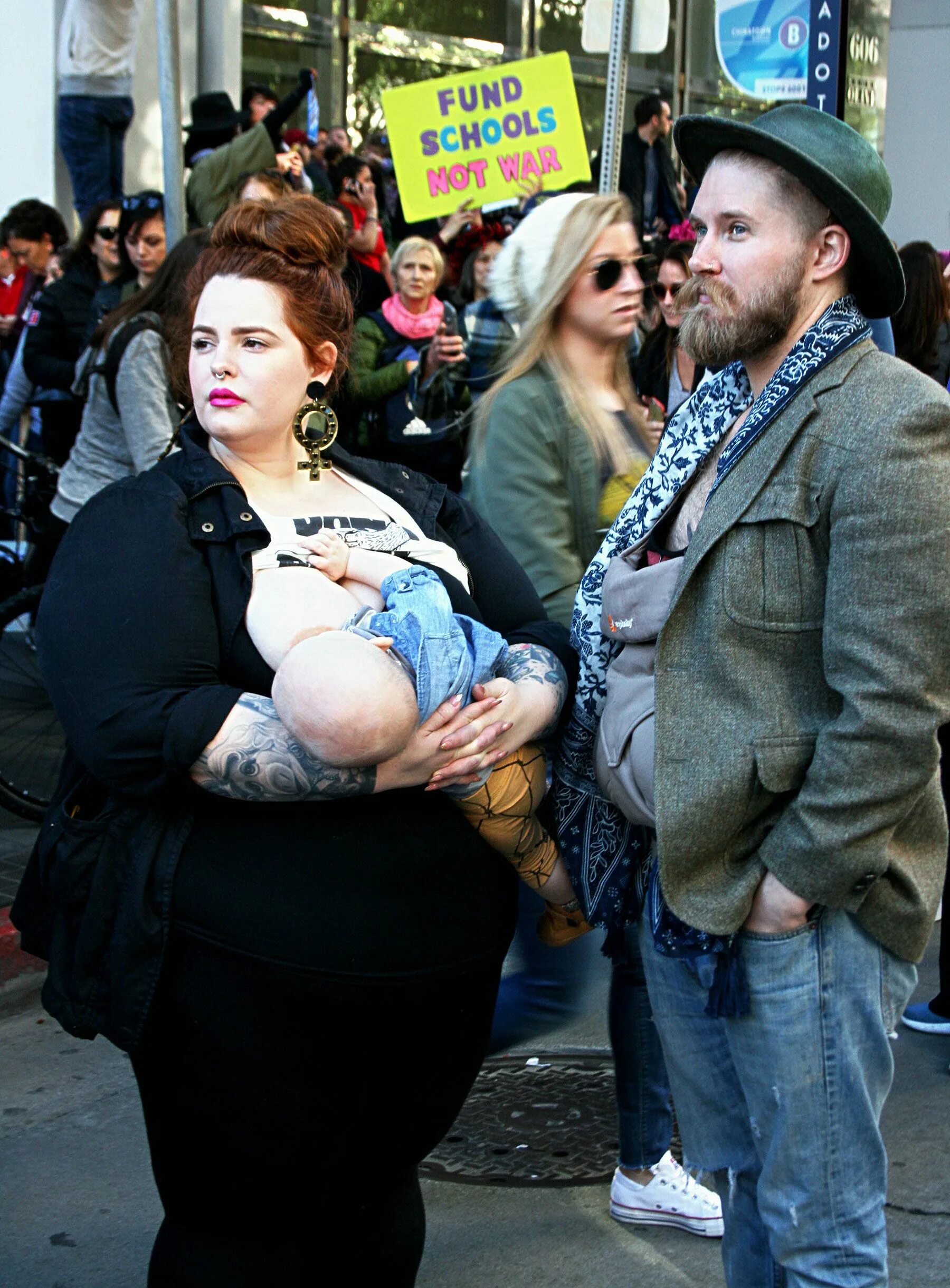 Breastfeeding instagram. Тесс Холидей с мужем. Ник Холлидей муж Тесс. Tess Holliday муж. Тесс Холидей дети.