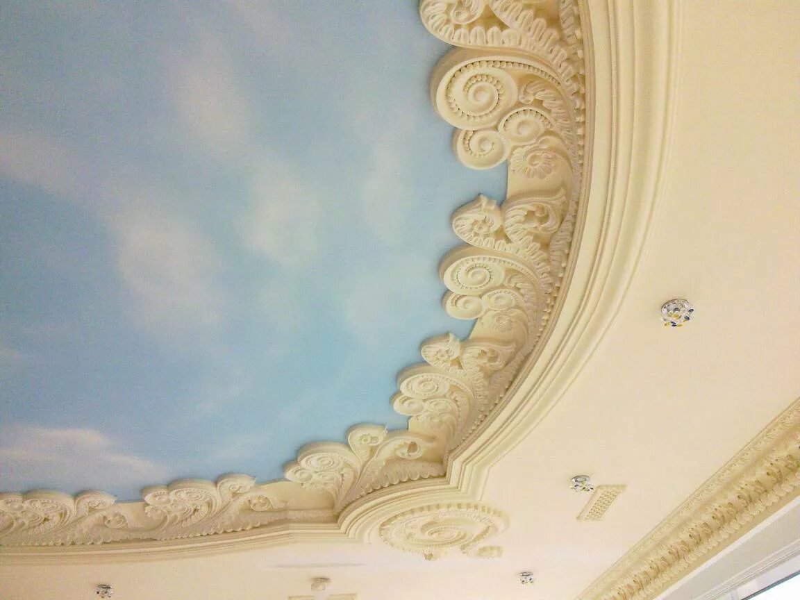 Потолки с лепниной декор. Украшение потолка лепниной. Лепнина под потолком. Подвесные потолки с лепниной. Лепнина на потолке.