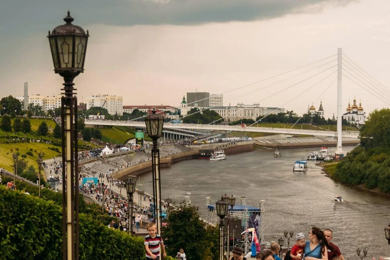 День города Тюмень набережная. Набережная Тюмень днем. Тюмень с днём города набережная Тюмень. Тюмень население.