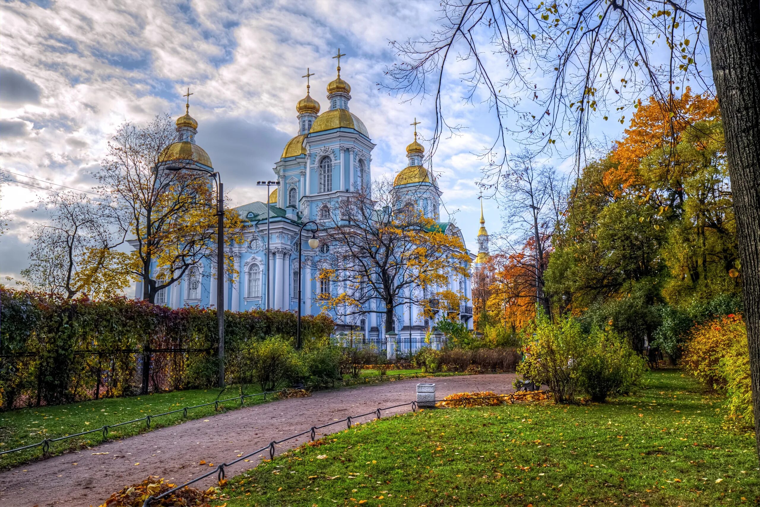 Никольский собор Санкт-Петербург осенью. Николо-Богоявленский морской собор. Никольский морской собор в Санкт-Петербурге. Никольский собор осень Питер.