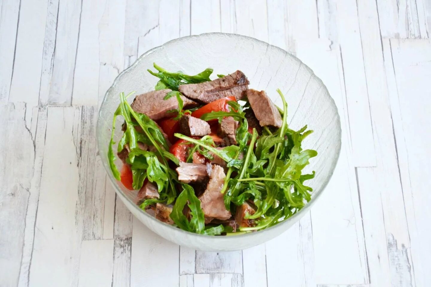 Салат руккола с ростбифом. Салат с ростбифом и рукколой. Салат с ростбифом и рукколой. Салат с ростбифом рукколой и черри. Ростбиф с рукколой.